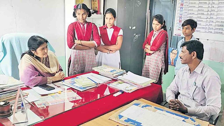 విద్యార్థి పరిస్థితిని అడిగి తెలుసుకున్నారు