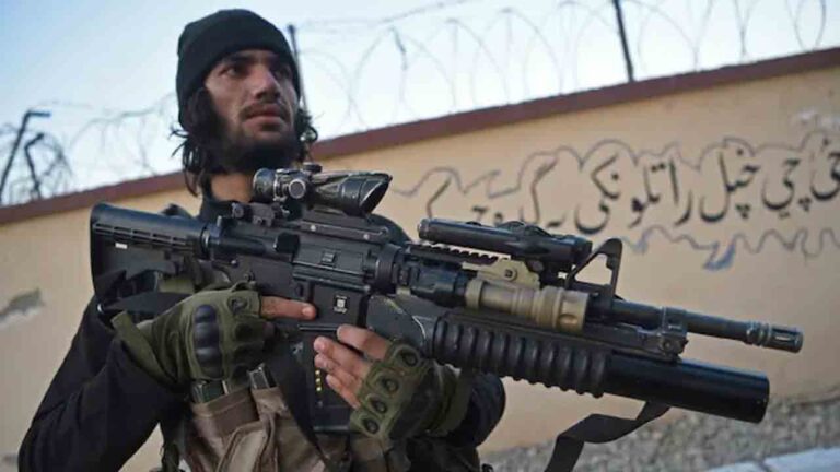 పాకిస్థాన్ పోలీస్ స్టేషన్ను తాలిబన్ ఉగ్రవాదులు స్వాధీనం చేసుకున్నారు