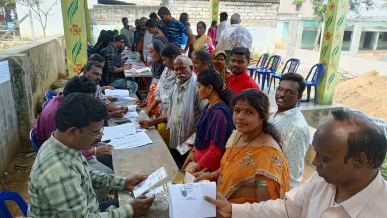 వేగవంతమైన ఓటర్ కార్డ్ – ఆధార్ అనుసంధానం