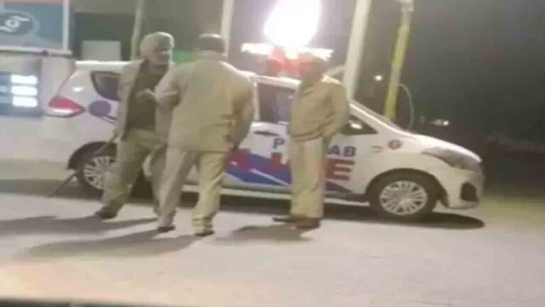 విధుల్లో ఉన్న పోలీసు అధికారులను లాఠీలతో కొట్టిన పోలీసు అధికారులు.. ఎక్కడ?