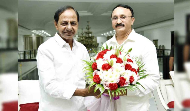 People’s Representatives Visit CM KCR to Send New Year Wishes