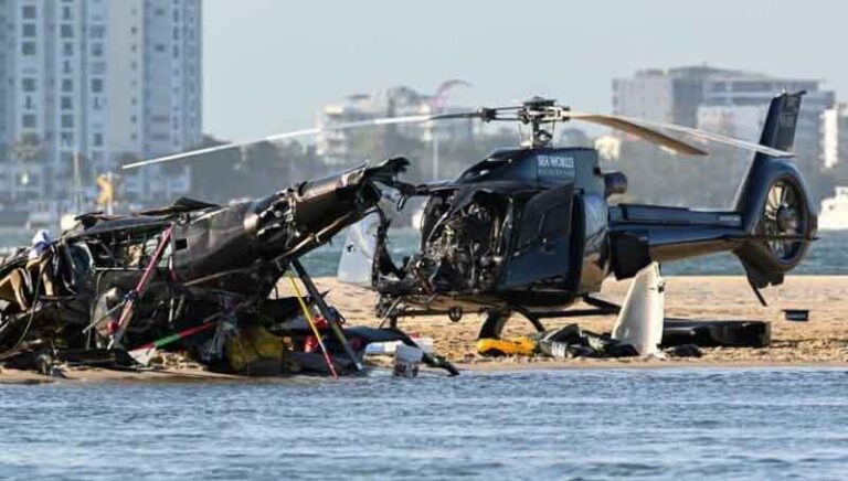 టూరిస్ట్ హెలికాప్టర్లు ఢీకొన్నాయి.నలుగురు వ్యక్తులు మరణించారు