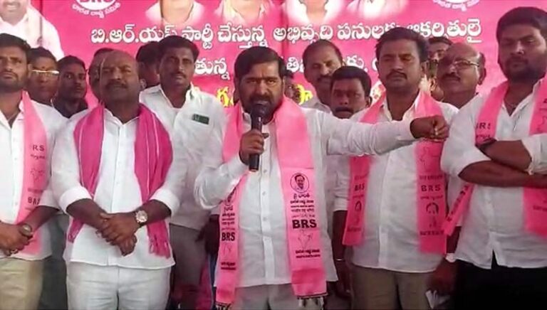 బీజేపీ, కాంగ్రెస్లకు షాక్ ఇచ్చింది. 200 మంది నాయకులు BRSలో చేరారు