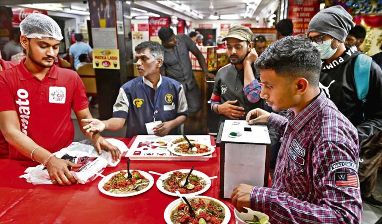 Haleem spices up Hyderabad nightlife