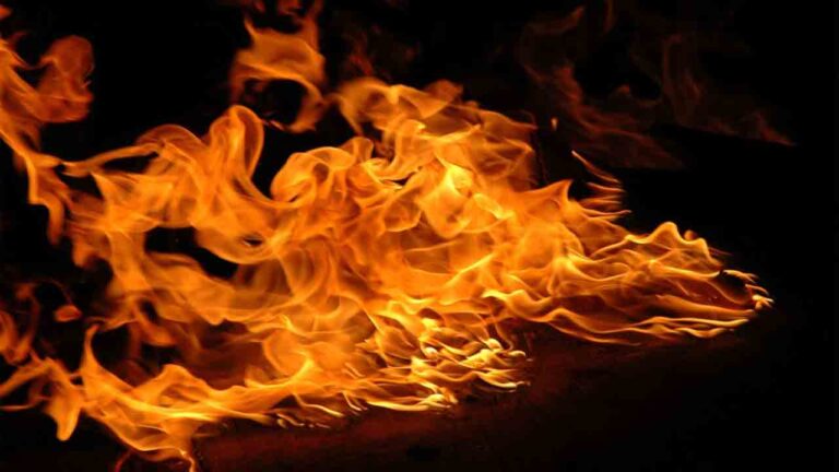 దారుణం.. దేవుడు చెప్పినట్లు మహిళ ఒంటిపై కిరోసిన్ పోసుకుని నిప్పంటించుకుంది – Namasthe Telangana