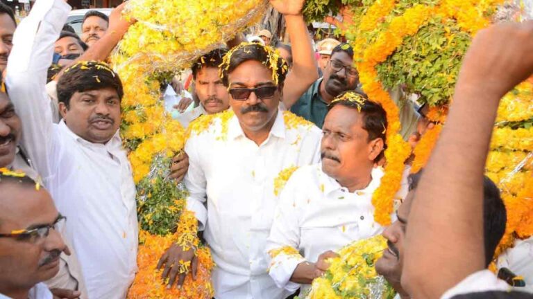 రిపోర్టర్ ఇల్లు కట్టిస్తాడో లేదో చూడాలి!