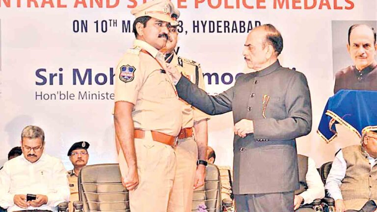 సీఐ ఉపేందర్-నమస్తే తెలంగాణ విశిష్ట సేవా పతకం