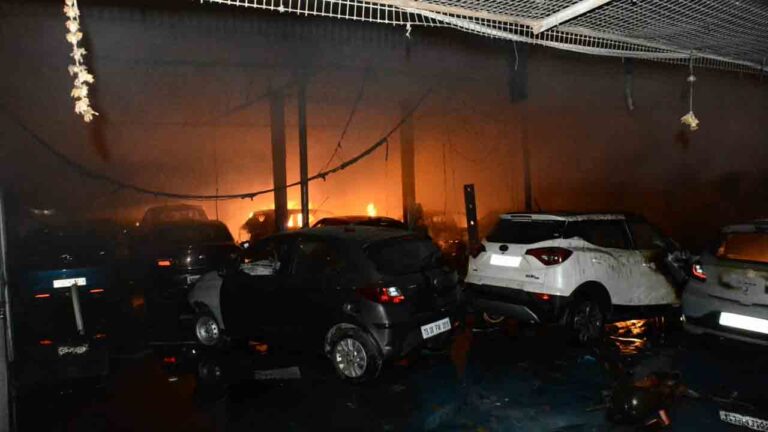 అగ్ని ప్రమాదం |ఎల్బీనగర్లో అగ్ని ప్రమాదం.. 50 కార్లు దగ్ధం..! -నమస్తే తెలంగాణ