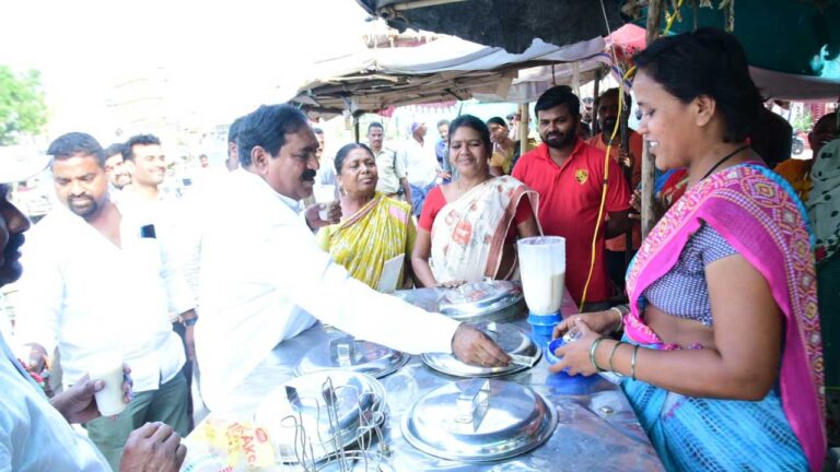 మంత్రి దయాకర్ రావు వ్యాపారం ఎలా ఉంది? వీధి వ్యాపారులతో మంత్రి ఎర్రబెల్లి మాటామంతీ..! -నమస్తే తెలంగాణ