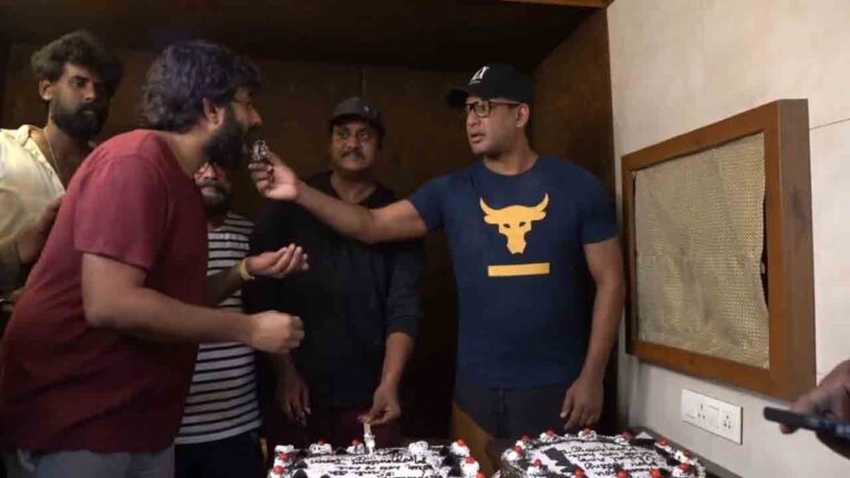 మార్క్ ఆంటోనీ |మార్క్ ఆంటోనీ అప్డేట్..కేక్ కటింగ్ చేస్తున్న సునీల్, విశాల్ – నమస్తే తెలంగాణ