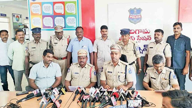 ఇల్లు ఖాళీ చేశారనే కారణంతో వృద్ధురాలిని, చిన్నారిని దారుణంగా హత్య చేశారు