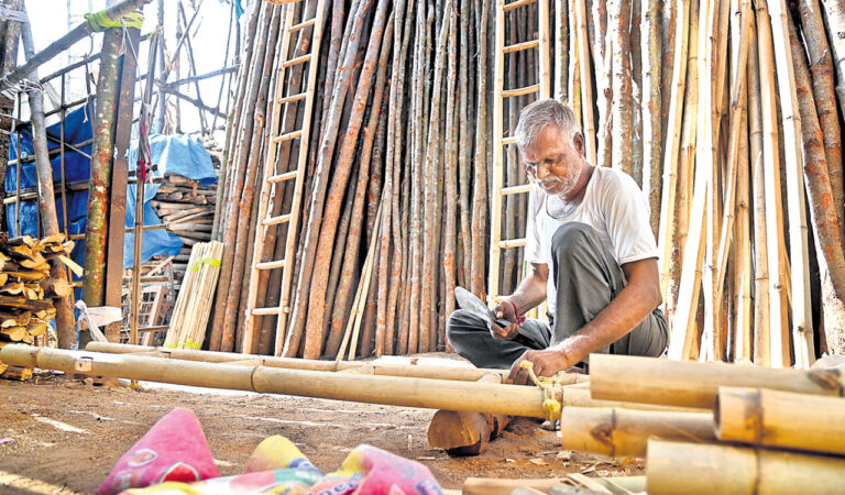 No customers buy wooden poles and bamboo poles