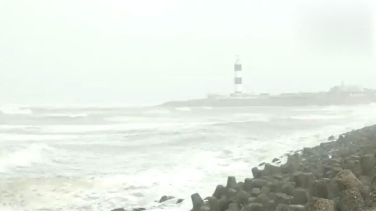 సైక్లోన్ డబుల్ హ్యాపీనెస్ | హరికేన్ బిపార్జోయ్ సాయంత్రం తీరాన్ని తాకనుంది. దేవభూమి ద్వారక-నమస్తే తెలంగాణ ఆలయాన్ని మూసివేశారు