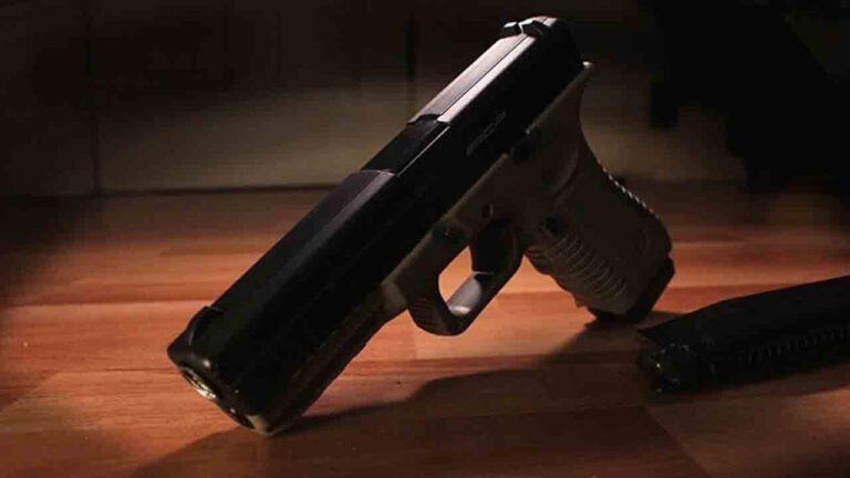 ఓ వ్యక్తి హఠాత్తుగా నిద్ర నుంచి లేచి తుపాకీతో ఉరేసుకుని ఆత్మహత్య చేసుకున్నాడు. . ఏం జరిగింది. . -నమస్తే తెలంగాణ