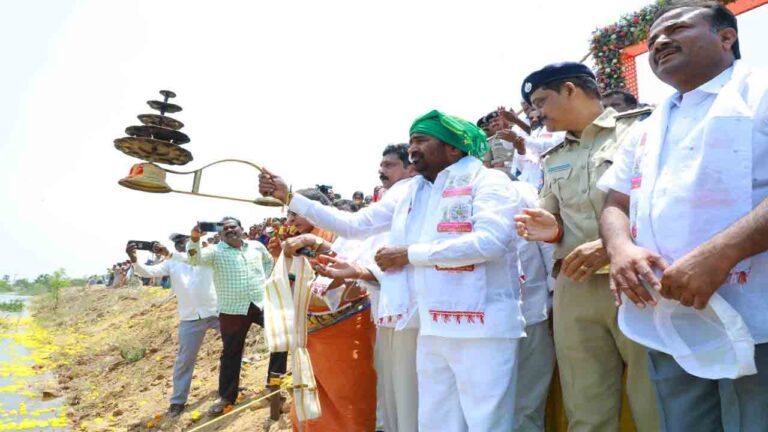 సూర్యాపేట లక్ష జనహారతి బుక్ ఆఫ్ మిరాకిల్స్ ఆఫ్ వరల్డ్ రికార్డ్స్లో – నమస్తే తెలంగాణ