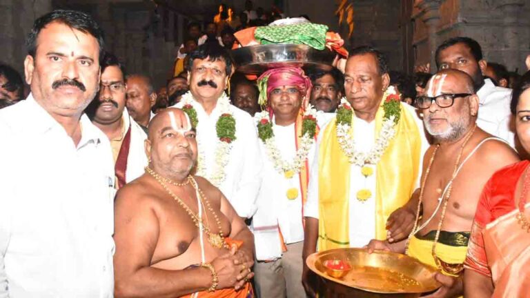 యాదాద్రి విమాన గోపురం-నమస్తే తెలంగాణకు ఎమ్మెల్యే కేపీ వివేకానంద రూ.5.5 లక్షల విరాళం