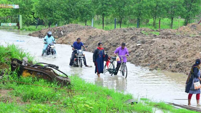 ఆ ప్రాంతంలో భారీ వర్షం. మాధవనగర్-నమస్తే తెలంగాణ తాత్కాలిక రోడ్డు కోత