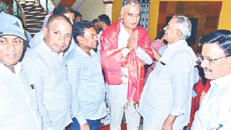 మాజీ మంత్రి హరీశ్రావుకు సత్కారం