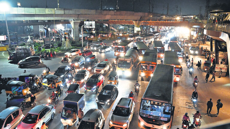 అస్తవ్యస్తం.. హైదరాబాద్లో జఠిలంగా మారిన ట్రాఫిక్ సమస్య-Namasthe Telangana