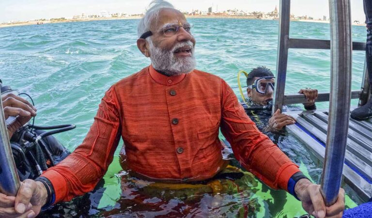 PM Modi dives into sea to perform underwater puja in submerged ancient Dwarka-Telangana Today
