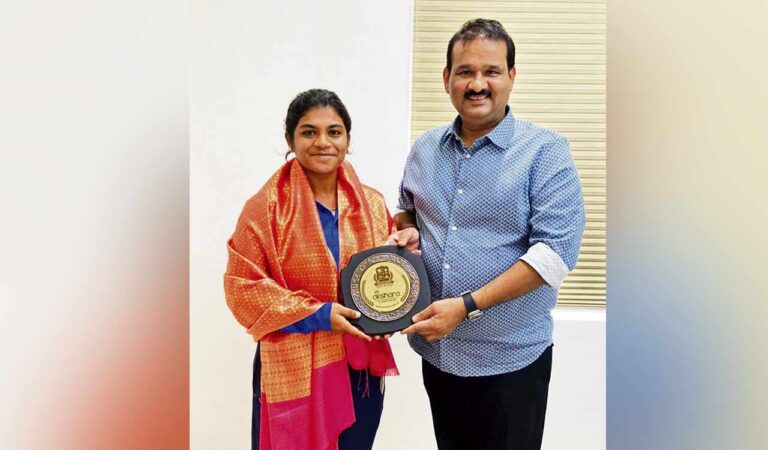 HCA president Jaganmohan Rao felicitates cricketer Trisha Poojita-Telangana Today