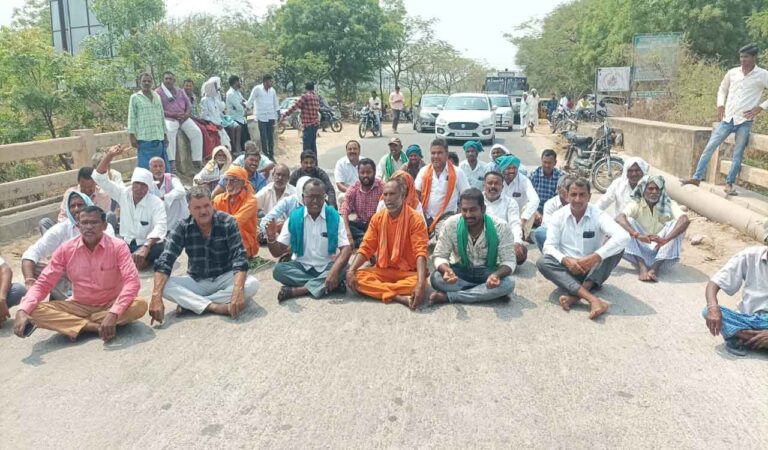 Farmers stage protest for flood flow canal water in Jagtial-Telangana Today